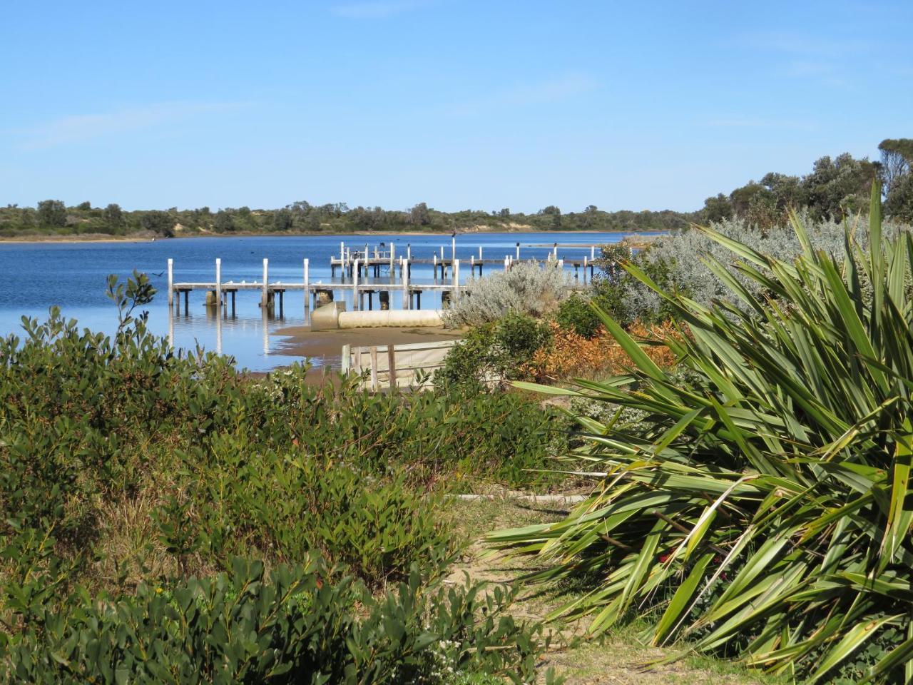 Lakes Entrance Waterfront Cottages With King Beds Exterior foto